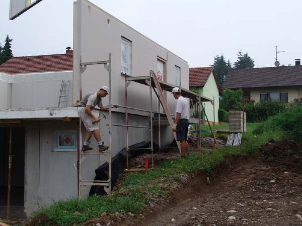 Schon kommen die Gipser wie die Ameisen und r�sten das Haus ein